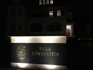 Schild vor der Villa Löwenstein
